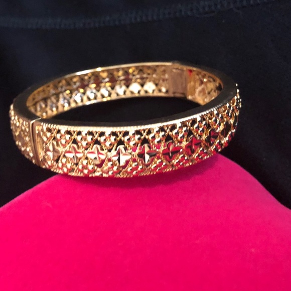 ❌SOLD❌14k Gold Plated Square Design Bangle - Picture 2 of 8